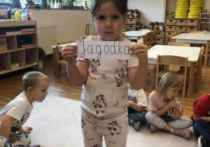 dziewczynka pokazuje swoje imie