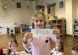dziewczynka pokazuje swoje imie