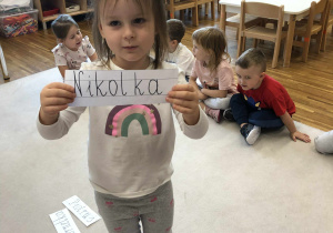 dziewczynka pokazuje swoje imie