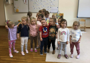 dzieci stoja przed tablicą