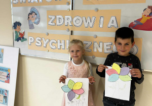 Dzieci prezentują kwiaty wdzięczności
