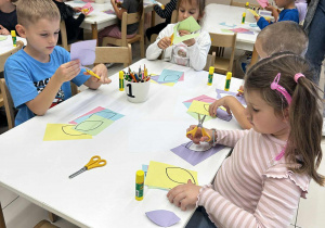 Dzieci wycinają płatki kwiatów