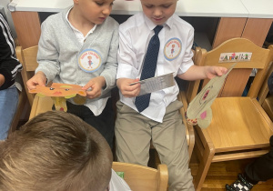 Chłopcy otrzymują upominki od dziewczynek