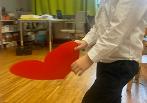Zabawa budująca relację z serduszkiem