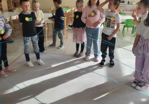 Sześciolatki tworzą nić przyjaźni