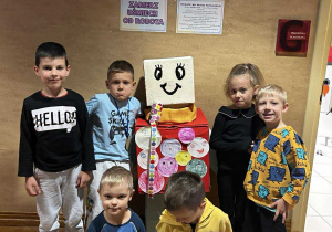 Dzieci z robotem Promyczkiem