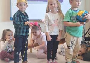 dzieci chodza wokół słoneczka