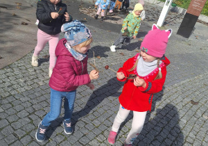 dzieci zbieraja liście