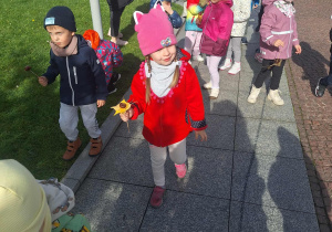 dzieci idą na spacer