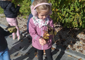 dziewczynka pokazuje swoja prace