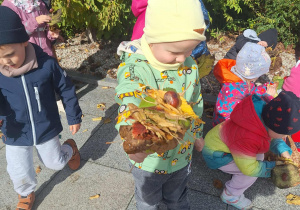 chłopiec pokazuje swoja prace