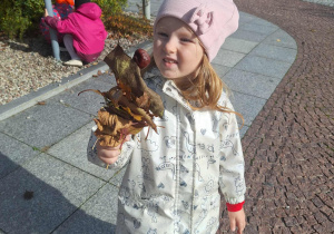 dziewczynka pokazuje swoja prace