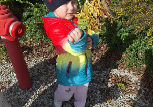 dziewczynka pokazuje swoja prace