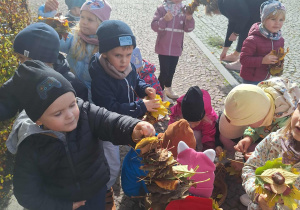 dzieci pokazują swoje wytwory pracy