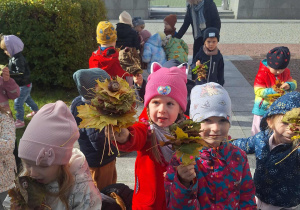 dzieci pokazują swoje wytwory pracy