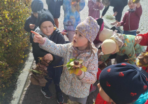 dzieci pokazują swoje wytwory pracy