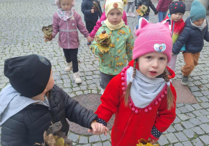 dzieci wracaja ze spacery