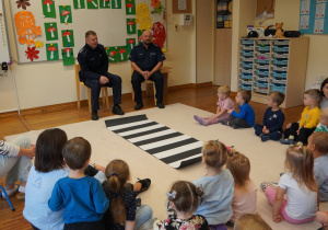 dzieci słuchają panów policjantów