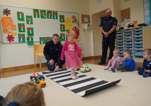 dziewczynka przechodzi po pasach