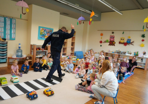pan policjant przechodzi po pasach