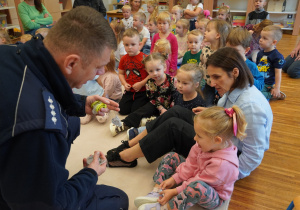 policjant rozdaje odblaski