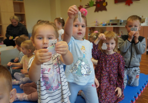 dzieci pokazują swoje odblaski