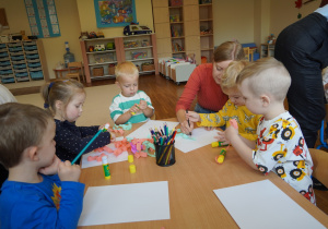 dzieci kolorują wulkany