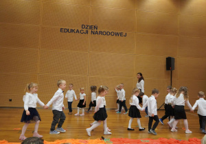 dzieci tańczą