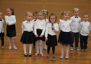 dziewczynka mówi wierszyk
