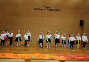 dzieci tańczą