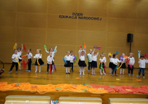 dzieci tańczą