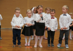 dziewczynka mówi wierszyk