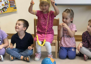 dziewczynka pokazuje koraliki