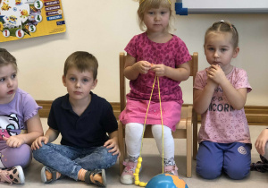 dziewczynka siedzi na krześle