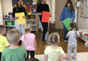 dzieci odgaduja kolory
