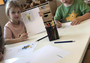 dzieci kolorują kodowankę