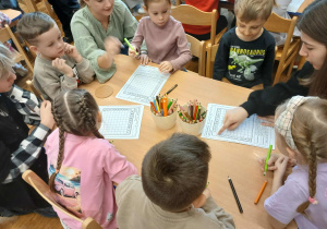 Dzieci wykonują kartę pracy