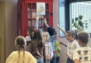 dzieci podchodza do obrazka banana podczas zabawy TPR podczas zajęć z języka angielskiego