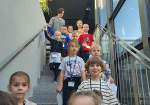 dzieci schodzą ze schodów w budynku szkoły