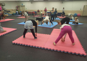 dzieci ćwiczą na matach w sali fitnes