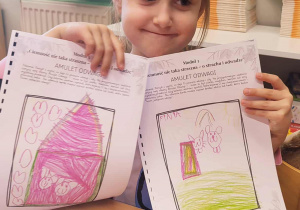 Dziewczynka prezentuje