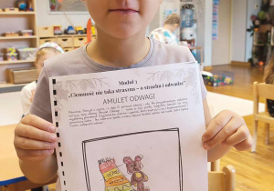 Dziewczynka prezentuje