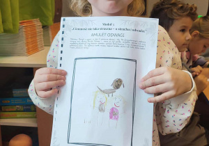 Dziewczynka prezentuje