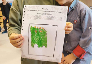 Chłopcy ze swoją pracą