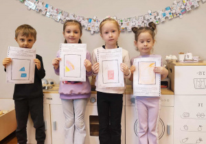 Dziewczynki prezentują swoje amulety