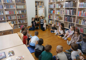 Czytanie w bibliotece