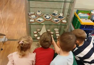 Dzieci ogladają pierniki w gablocie