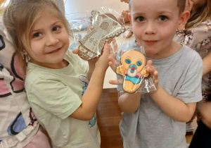 Dzieci prezentują pierniki