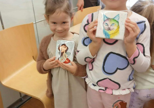 Dziewczynki prezentują pierniki