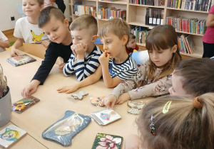 Dzieci oglądają pierniki